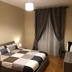 Casa Gianduia Davanti Al Grattacielo