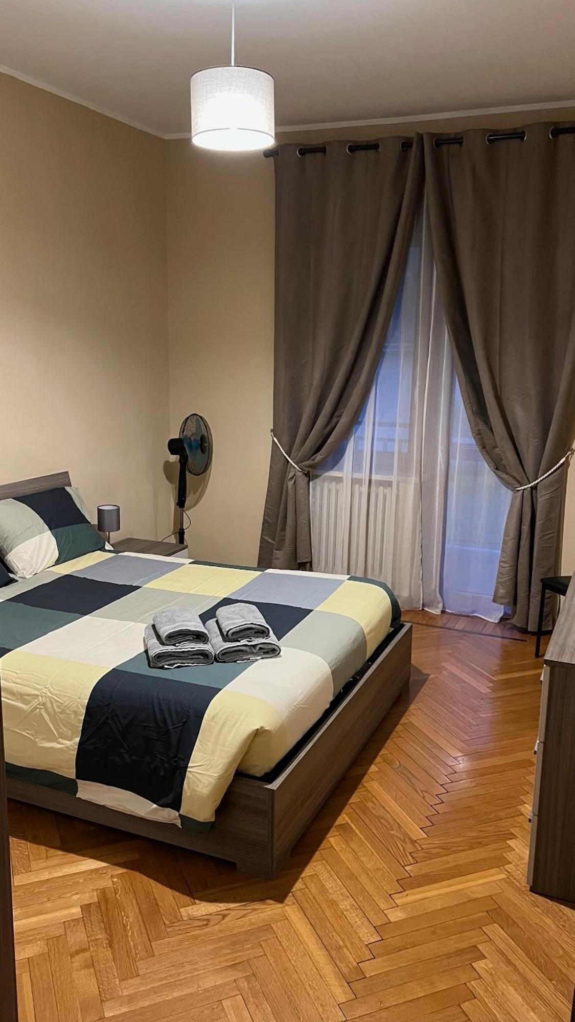 Casa Gianduia Davanti Al Grattacielo Turin